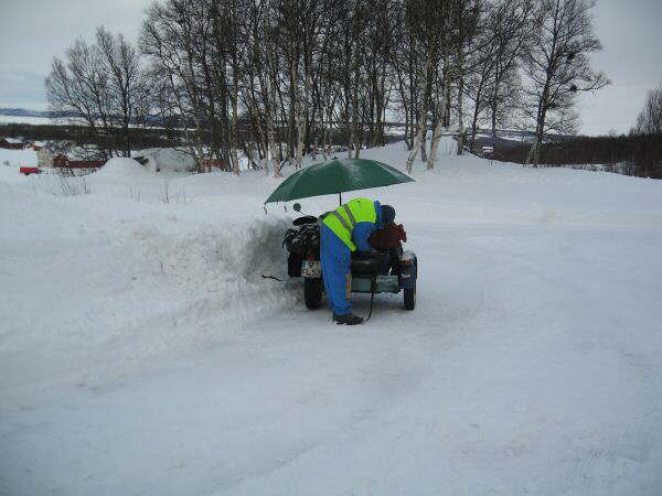 20080220 Frank unterm Schneeschirm