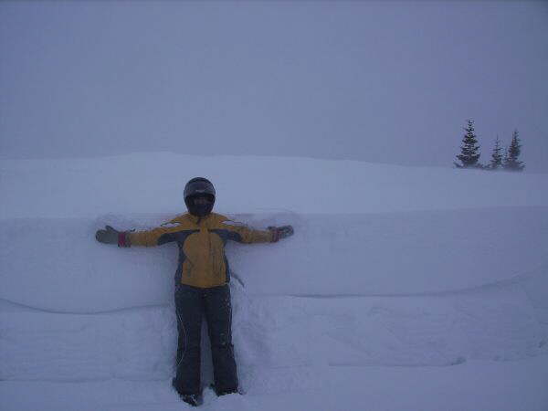 20080222 Anja zeigt wie hoch der Schnee liegt