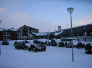 Vor dem Hotel in Oset
