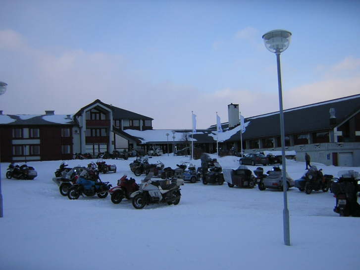 Vor dem Hotel in Oset